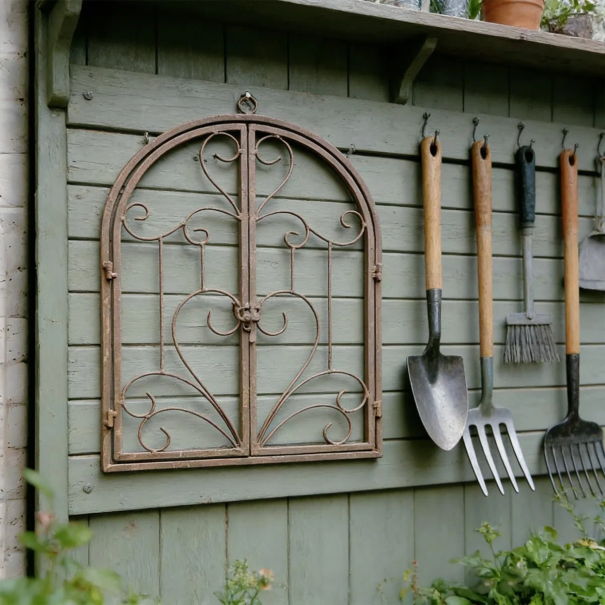 Rustikale Deko-Fenster mit Halbbogen zum Öffnen Eisen Sprossen-Fenster Scheunenfenster Fensterrahmen Fenster Attrappe Ranken Optik Wanddekor für Gartendeko Landhausstil Rost