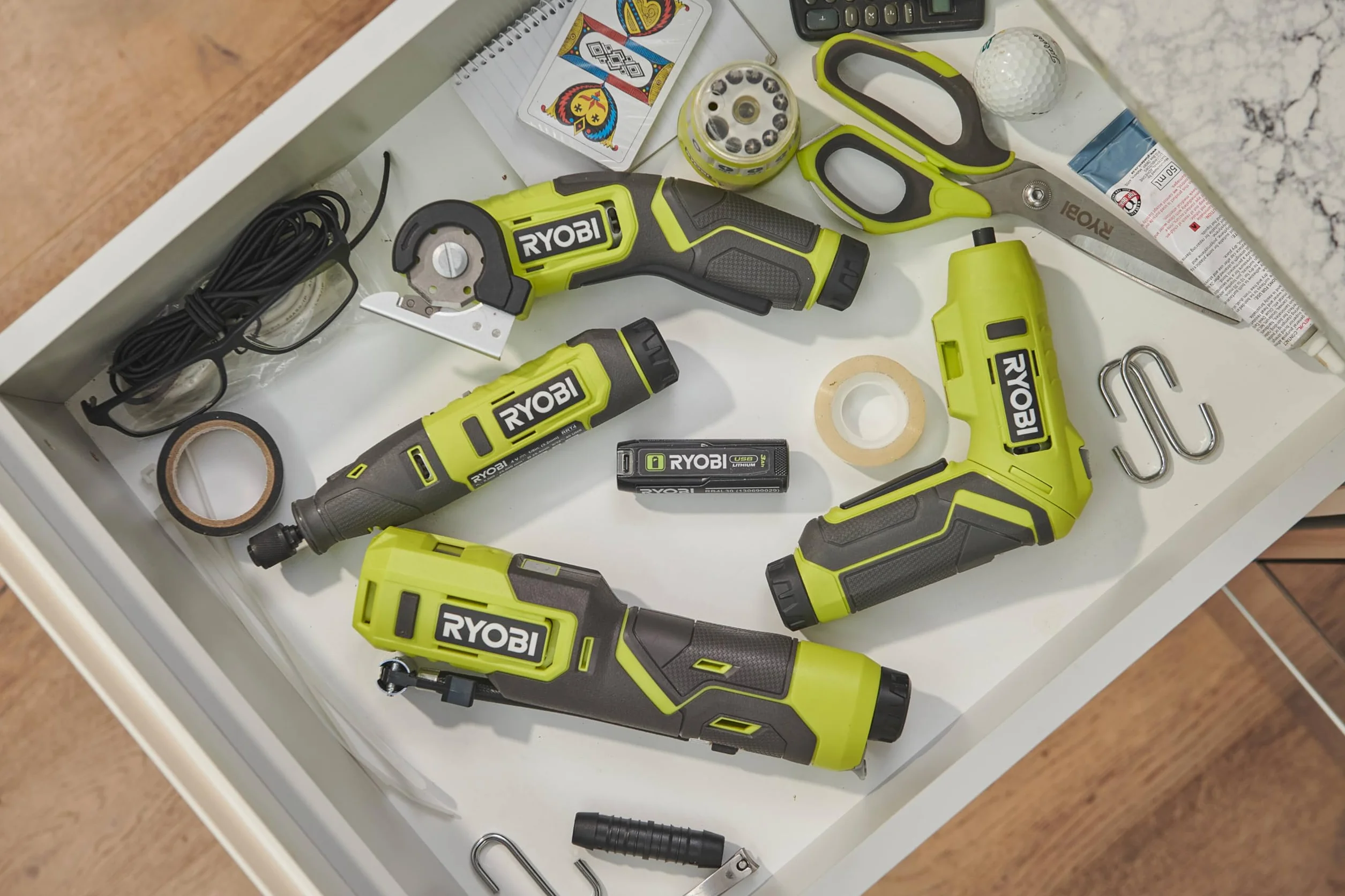 RYOBI 4 V USB-Lithium 3er Akku-Ladegerät RC43P, Sequenzielles Ladegerät mit bis zu DREI Akku Steckports