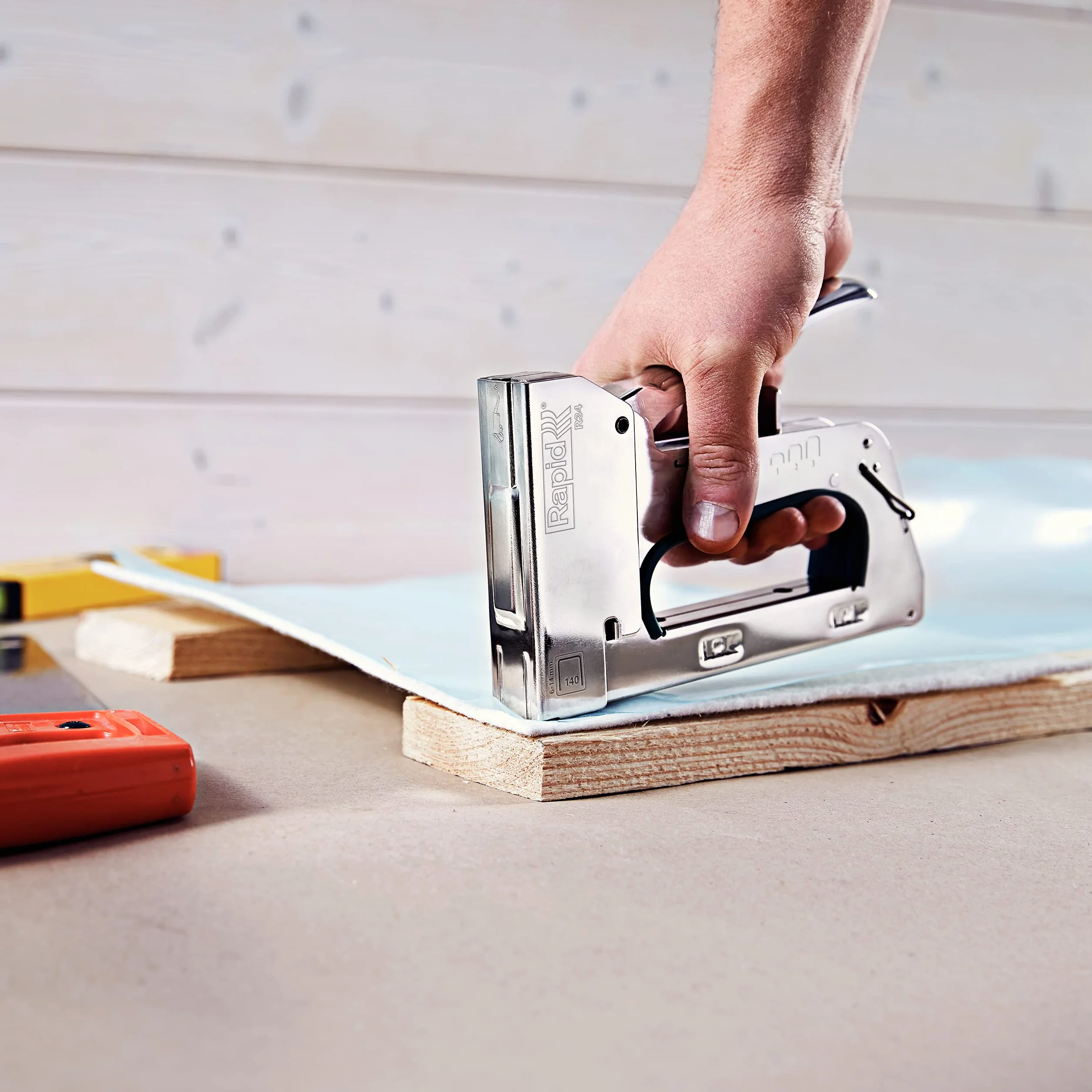 Rapid R34 Handtacker - Kompakter Tacker aus Stahl für Folien und Isolierungen, für Typ 140 Klammern (6-14 mm), Ergonomisch, Rückschlagfrei