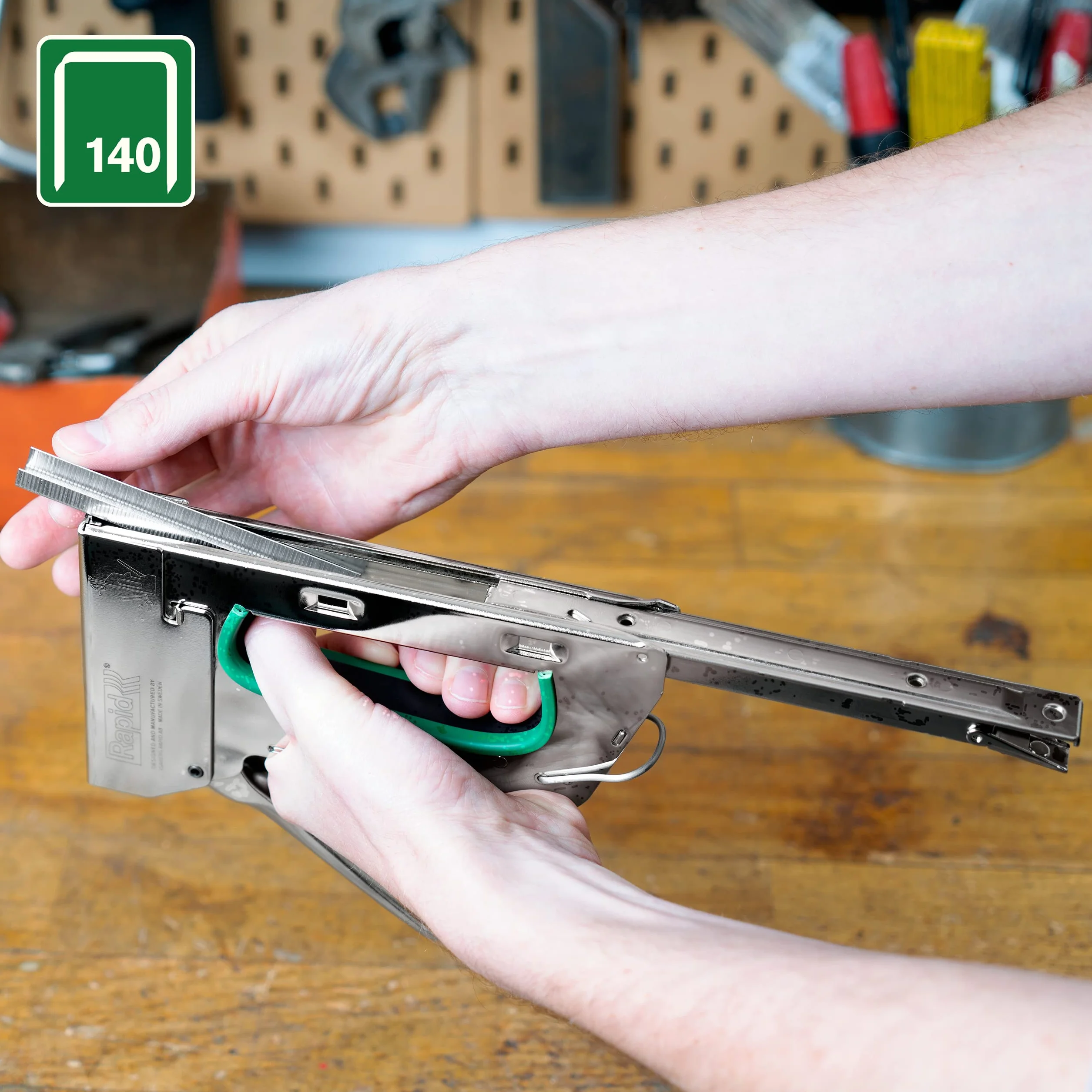 Rapid R34 Handtacker - Kompakter Tacker aus Stahl für Folien und Isolierungen, für Typ 140 Klammern (6-14 mm), Ergonomisch, Rückschlagfrei
