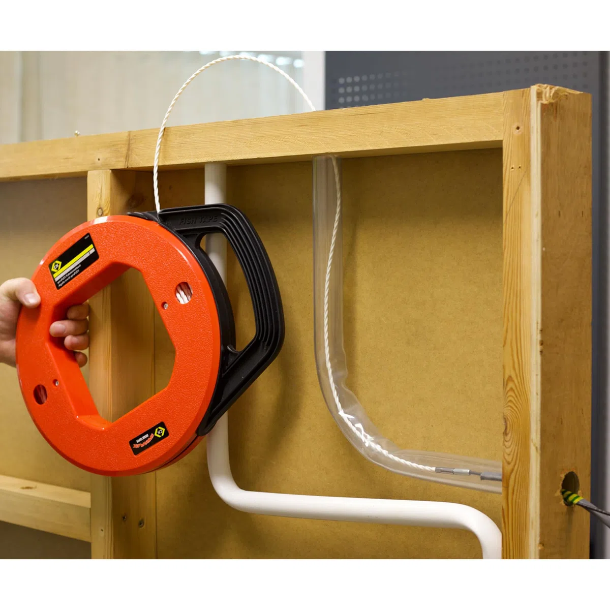 C.K SpiraFLEX Kabeleinziehhilfe 30 m, PET Einziehband mit reibungsarmem Spiralprofil, Flexible Einziehfeder für Leerrohr und Kabelzug, Aufwickelkassette für Elektroinstallation, Kabelrouting CK T5530