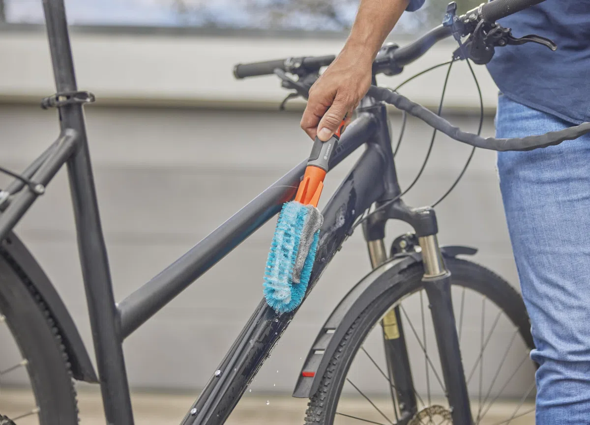 Gardena Cleansystem Fahrrad Wasch-Set: Komplett-Set zur Fahrradreinigung, auch für Kinderwagen und Anhänger, Set aus Fahrradbürste, Textilschlauch, Verbindern und Reinigungssticks (18864-20)