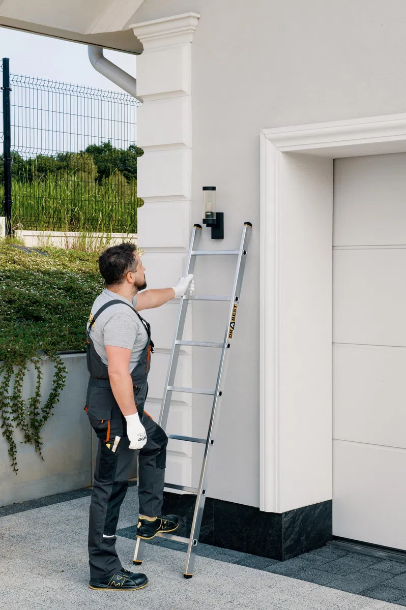 DRABEST PRO Serie Anlegeleiter Aluminium-Stufenleiter - 7 Stufen - mit Leiterhaken - Tragfähigkeit 150 kg - Anti-Rutsch-Füße, Leichtes Gewicht, korrosionsbeständig - EN131
