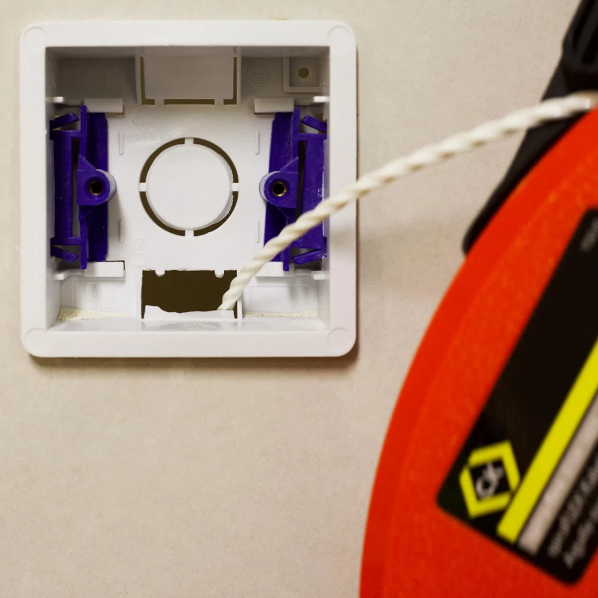 C.K SpiraFLEX Kabeleinziehhilfe 30 m, PET Einziehband mit reibungsarmem Spiralprofil, Flexible Einziehfeder für Leerrohr und Kabelzug, Aufwickelkassette für Elektroinstallation, Kabelrouting CK T5530