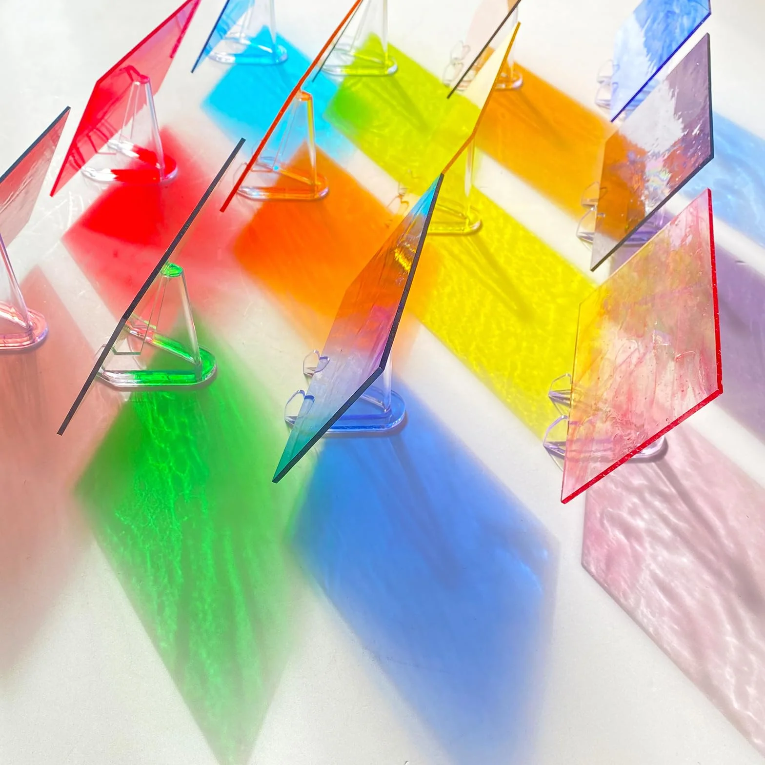 24 Bögen Regenbogen-transparente Buntglasscheibe, Vorteilspackung, 15,2 x 10,2 cm, Kathedralenkunst, Glasmosaikfliesen zum Basteln, Buntglaszubehör für Buntglas- oder Mosaikprojekte
