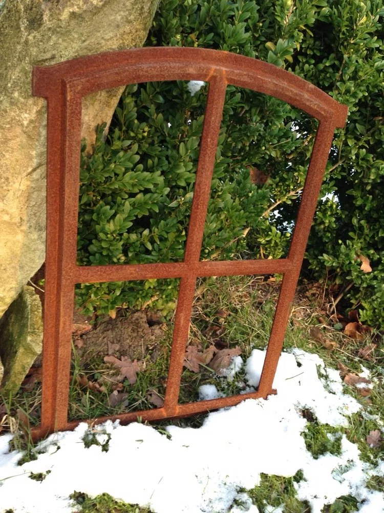 Antikas | altes Eisenfenster in antiken Stil | ca. 47,5 cm x 63 cm | Fensterrahmen aus unbehandelten Gusseisen | Fenster für Stall- und Gartenmauern
