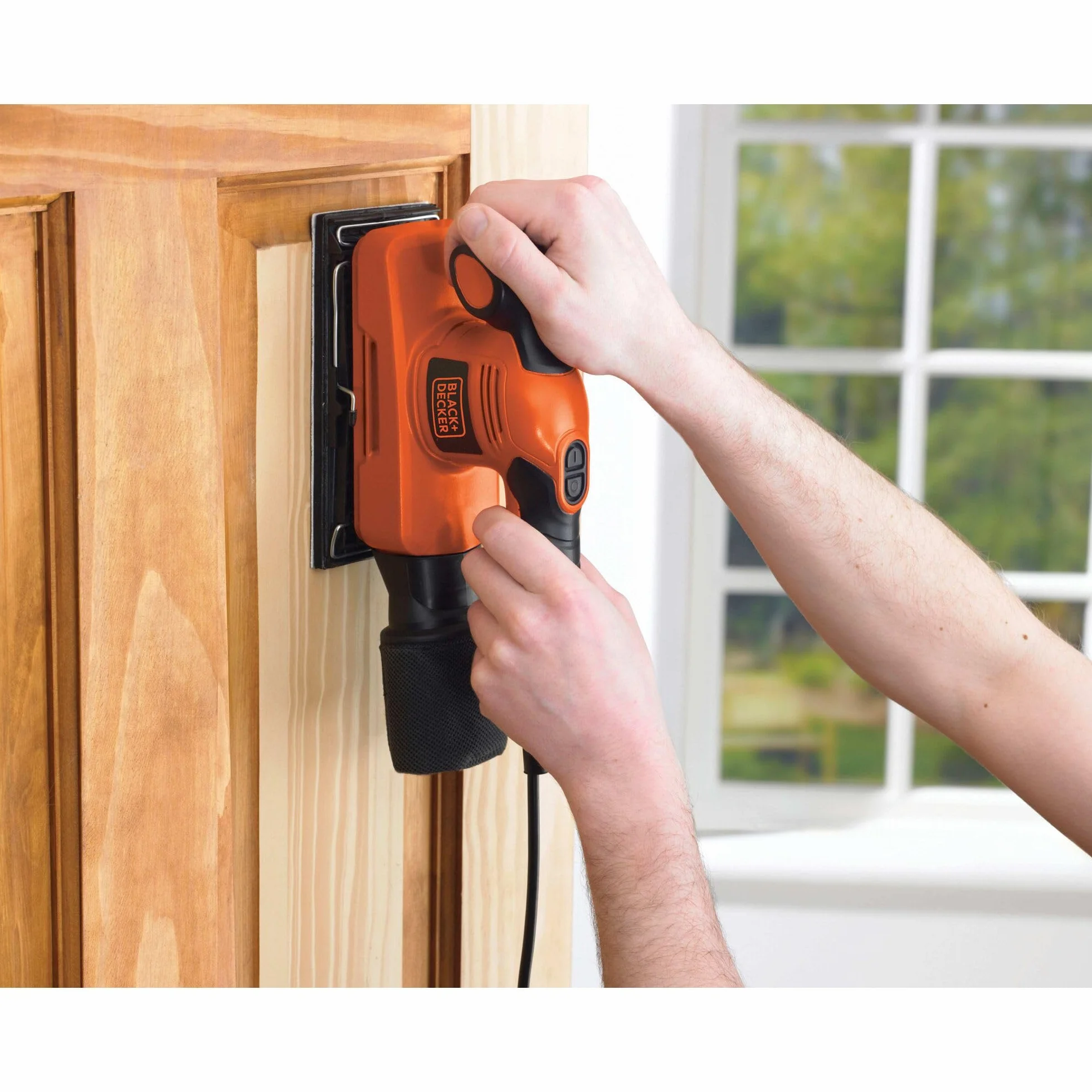 BLACK+DECKER Schwingschleifer (ideal zum Schleifen von großen Flächen, ergonomischer Softgriff, integrierter Staubabsaugung, variable Geschwindigkeit, inkl. 5x Schleifpapier & Koffer) KA320EKA-QS