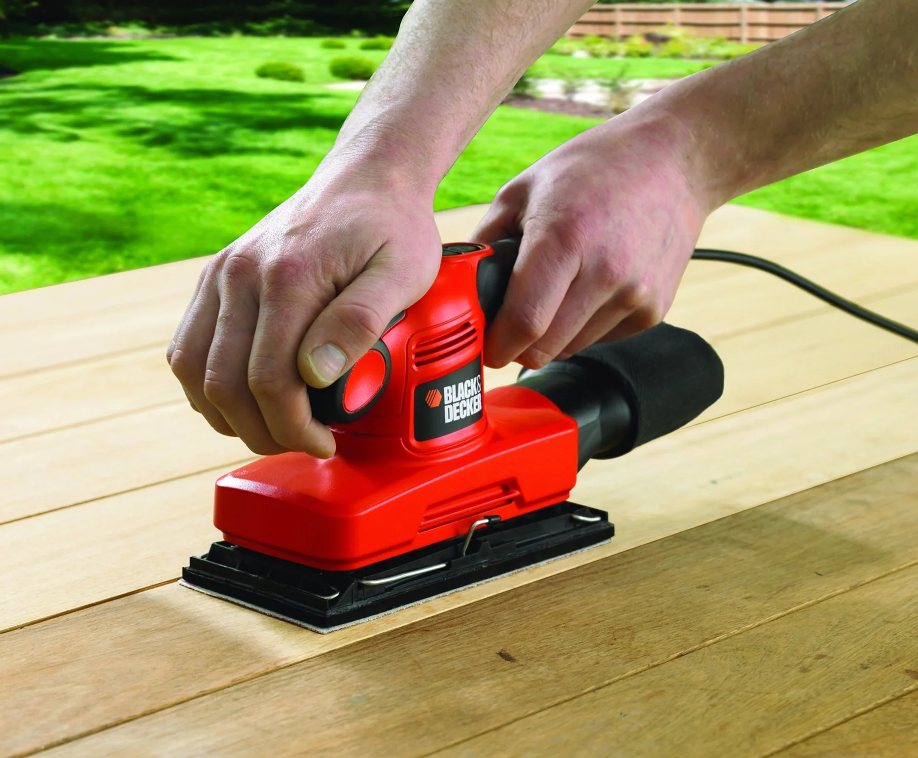 BLACK+DECKER Schwingschleifer (ideal zum Schleifen von großen Flächen, ergonomischer Softgriff, integrierter Staubabsaugung, variable Geschwindigkeit, inkl. 5x Schleifpapier & Koffer) KA320EKA-QS