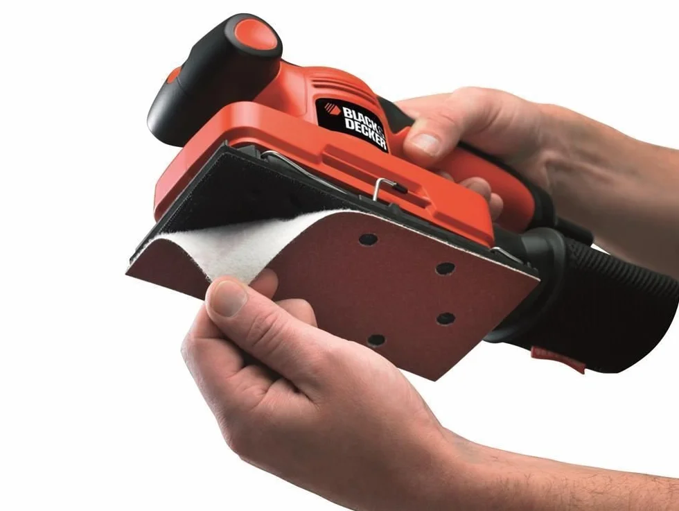 BLACK+DECKER Schwingschleifer (ideal zum Schleifen von großen Flächen, ergonomischer Softgriff, integrierter Staubabsaugung, variable Geschwindigkeit, inkl. 5x Schleifpapier & Koffer) KA320EKA-QS
