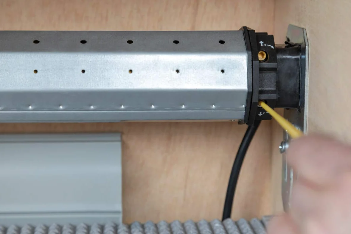 Schellenberg 20640 Rolladenmotor MAXI Standard 40 Nm, mechanische Endlageneinstellung, Rohrmotor für 60 mm Welle, bis 15 m² Rollladenfläche, Set inkl. Wandlager