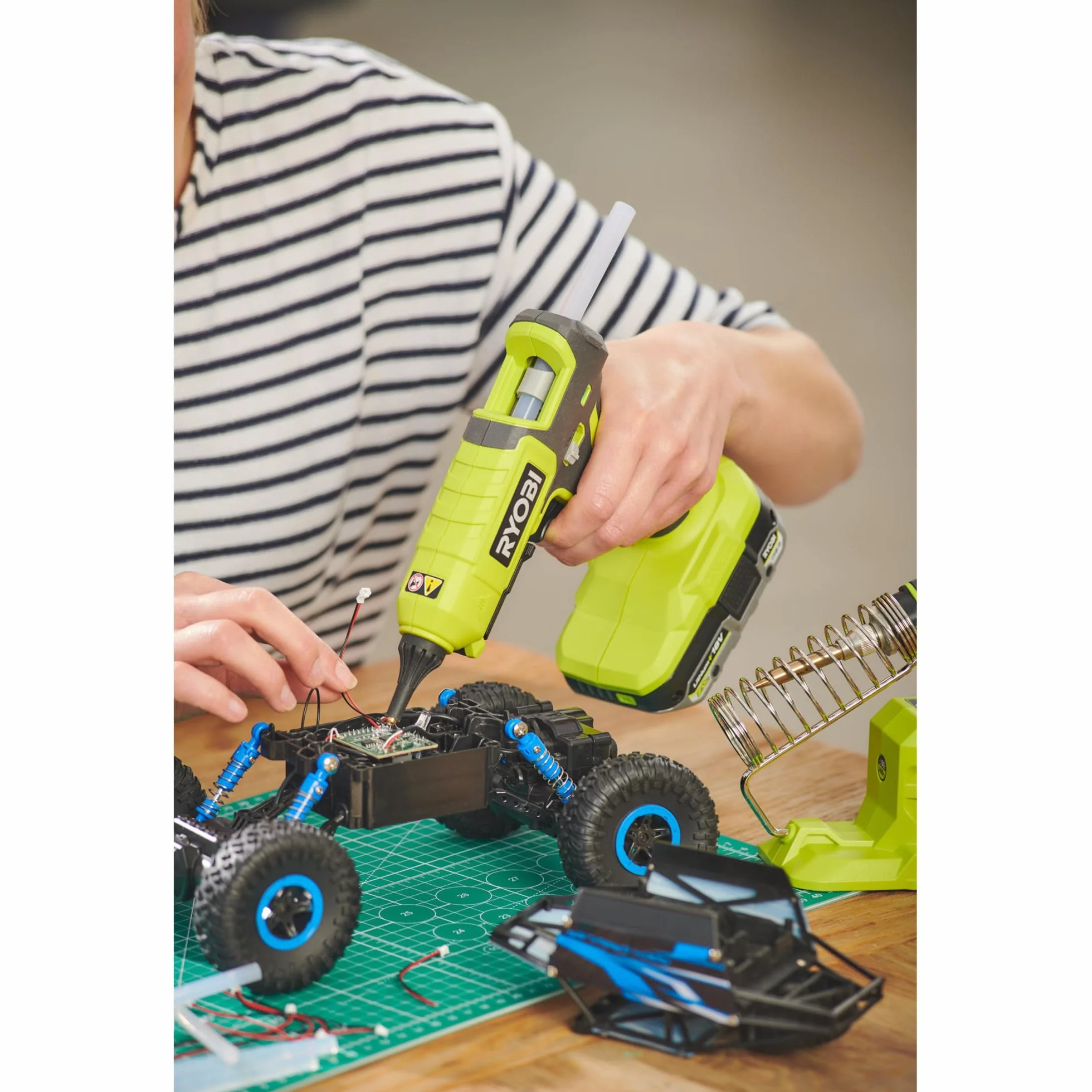 RYOBI 18 V ONE+ Akku-Heißklebepistole RGL18-0, Flexible Klebepistole für Heimwerker, 11/12 mm Klebesticks, 2 min Aufheizzeit, ohne Akku und Ladegerät