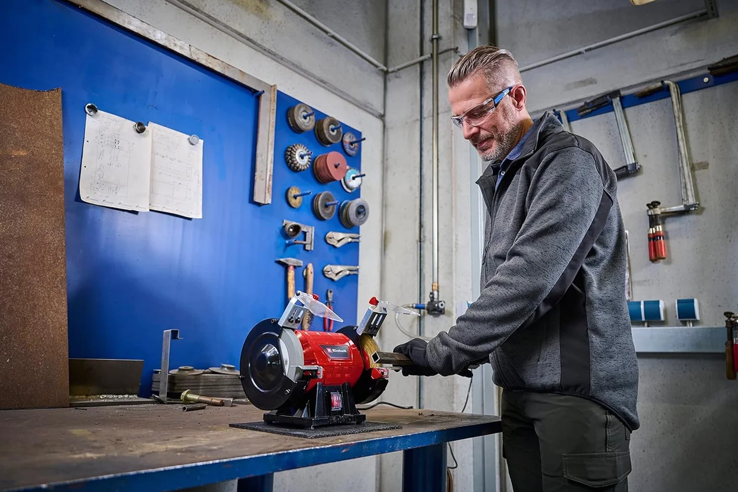 Einhell Doppelschleifer TC-BG 150 B (max. 350 W, Ø 150 mm Schleifscheibe, Funkenschutz, Formkorrekturen und Anschliffe, inkl. Grobschleifscheibe K36, Bürstenscheibe)