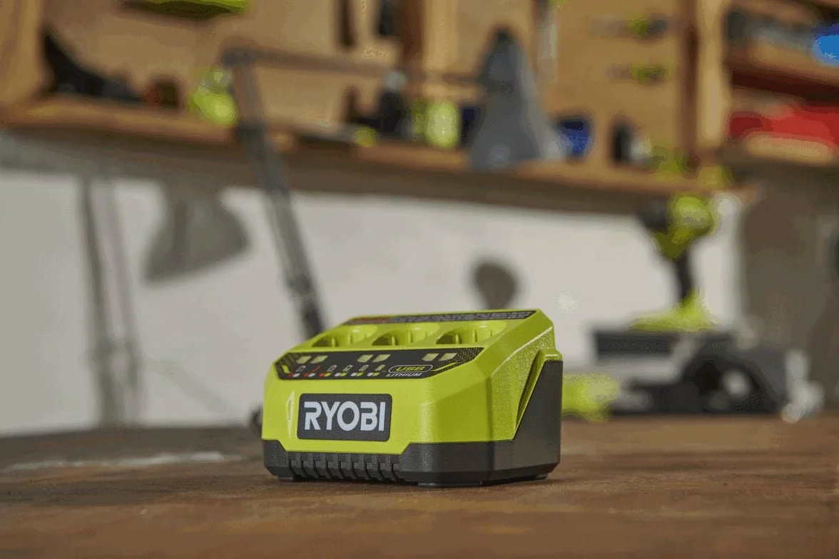 RYOBI 4 V USB-Lithium 3er Akku-Ladegerät RC43P, Sequenzielles Ladegerät mit bis zu DREI Akku Steckports