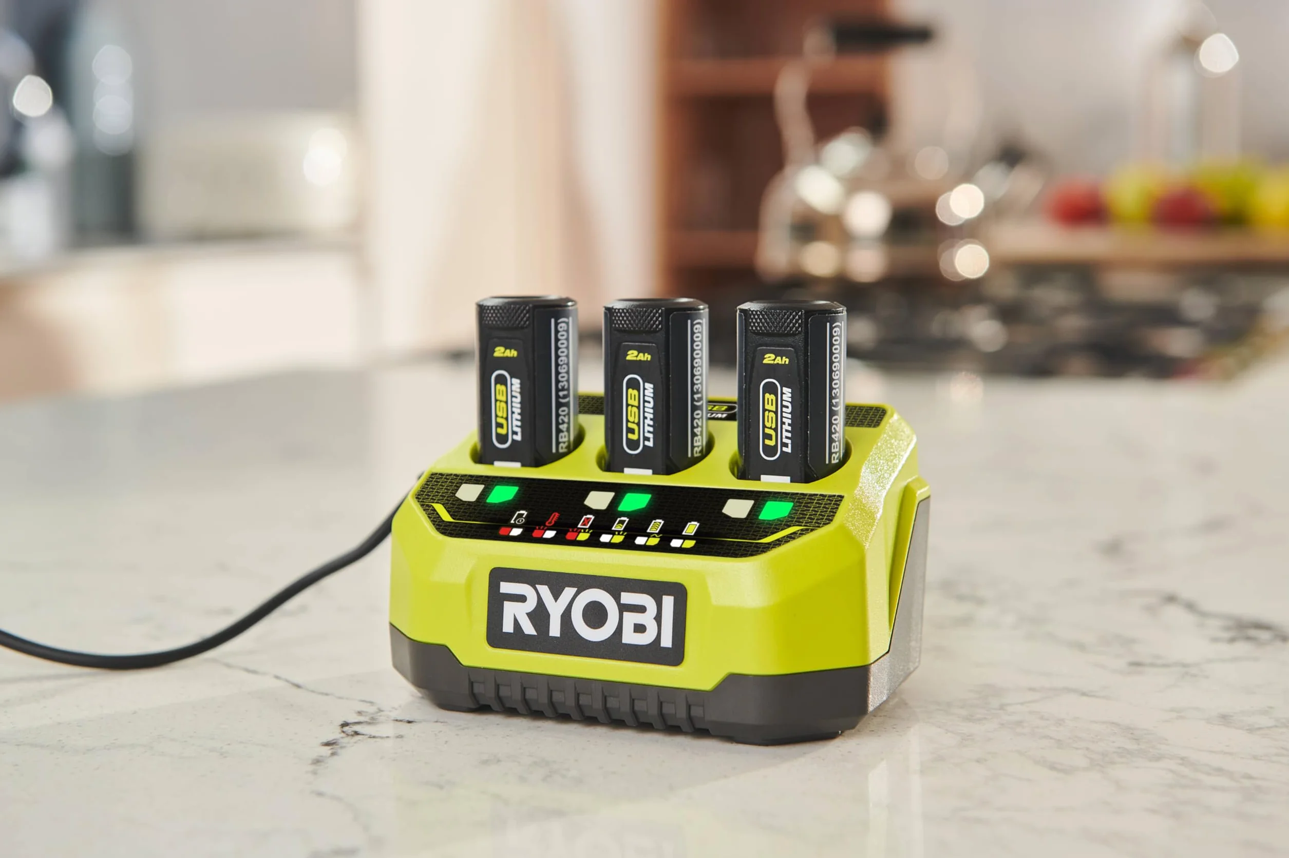RYOBI 4 V USB-Lithium 3er Akku-Ladegerät RC43P, Sequenzielles Ladegerät mit bis zu DREI Akku Steckports