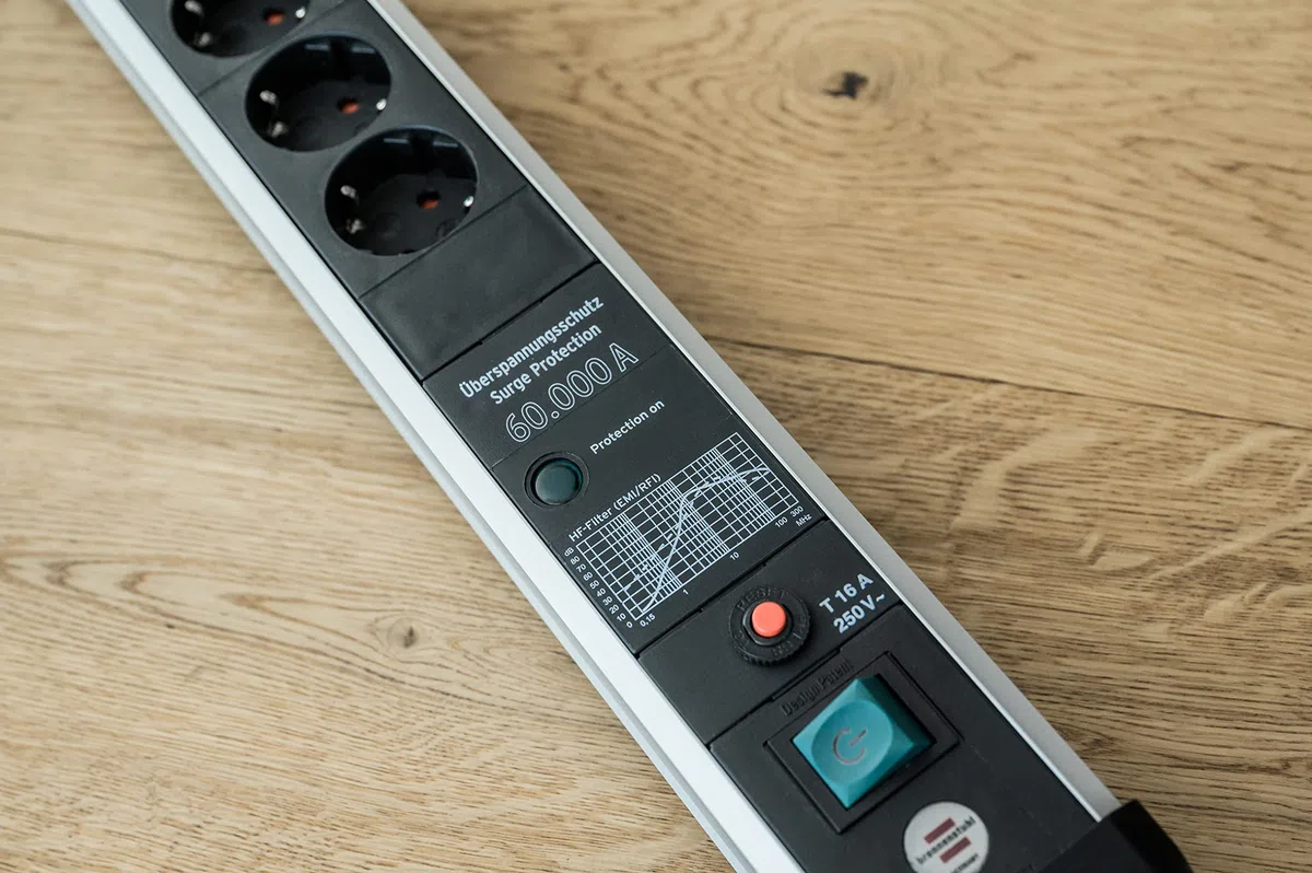 Brennenstuhl Premium-Protect-Line Steckdosenleiste 8-Fach mit Überspannungsschutz 60.000A (Mehrfachsteckdose mit Schalter und 3m Kabel, Made in Germany) Silber/schwarz