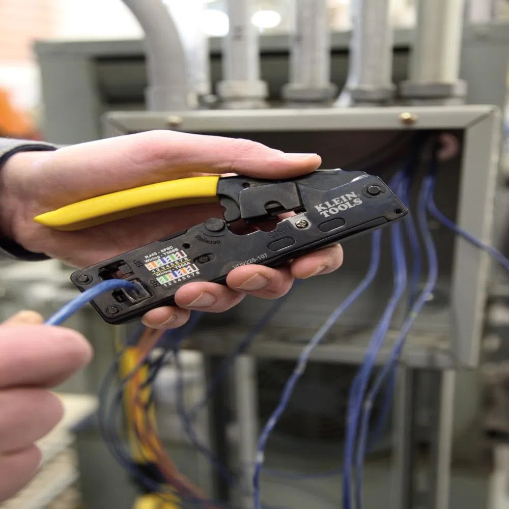 Klein Tools VDV226-107 | Ratschen-Crimpzange für RJ45 RJ11 RJ12 | CAT6 CAT5e CAT3 Datenkabel | Abisolierer Schneidwerkzeug Kompakt